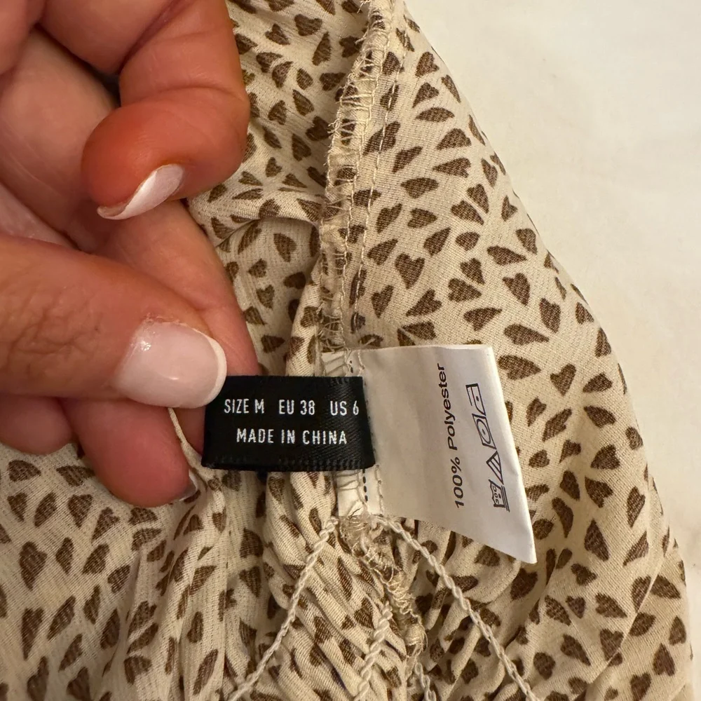BEIGE HEART PRINT RUFFLE DRESS - Picture 3 of 4